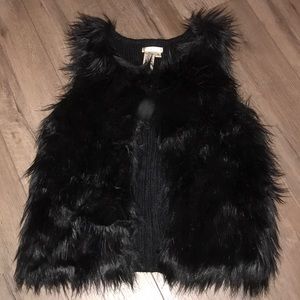 Juniors black faux fur vest